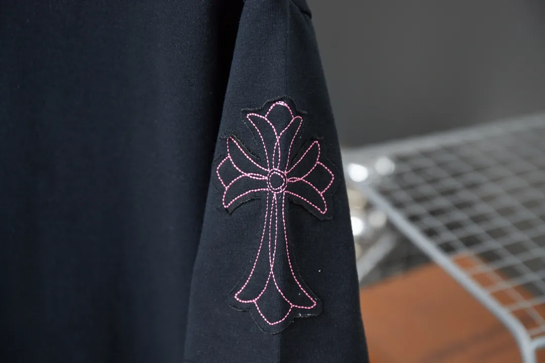 🅿️200 Ch*ome Hearte 25SS early spring new style, appliqué embroidered heart cross short sleeves, light luxury, essential item for daily commuting for men and women, correct version, welcome to compare, detailed features · 320g 100% pure cotton double yarn jersey fabric · Custom dyed in the same vat, special thickened 32 pieces double-strand 1X1 thread · Imported Tajima machine embroidery tatami embroidery ➕This cloth patch embroidery · Collar, cuffs, and hem hand-worn craftsmanship · Double-needle stitching across seams · Original main mark, washed tag, branded moisture-proof paper packaging Color: Black/White Size: S/M/L/XL